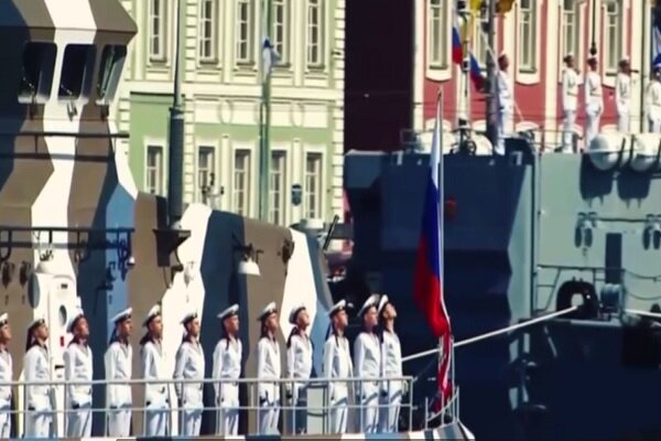 رژه روز نیروی دریایی روسیه در سنت‌پترزبورگ با حضور پوتین+ فیلم – خلیج فا