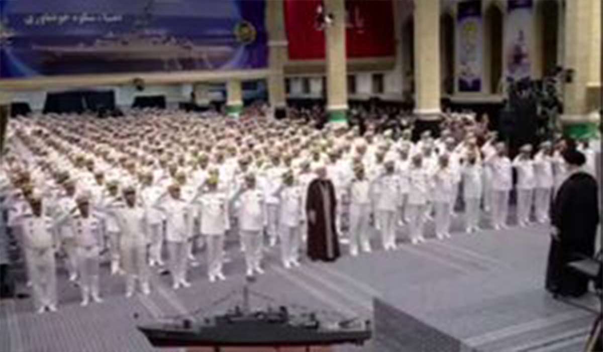 سرود جمهوری اسلامی ایران در دیدار کارکنان و خانواده‌های ناوگروه ۸۶ ارتش با رهبر انقلاب
					 – خلیج فا