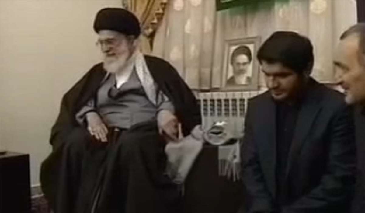 حضور رهبرانقلاب در منزل شهید طهرانی‌مقدم
					 – خلیج فا