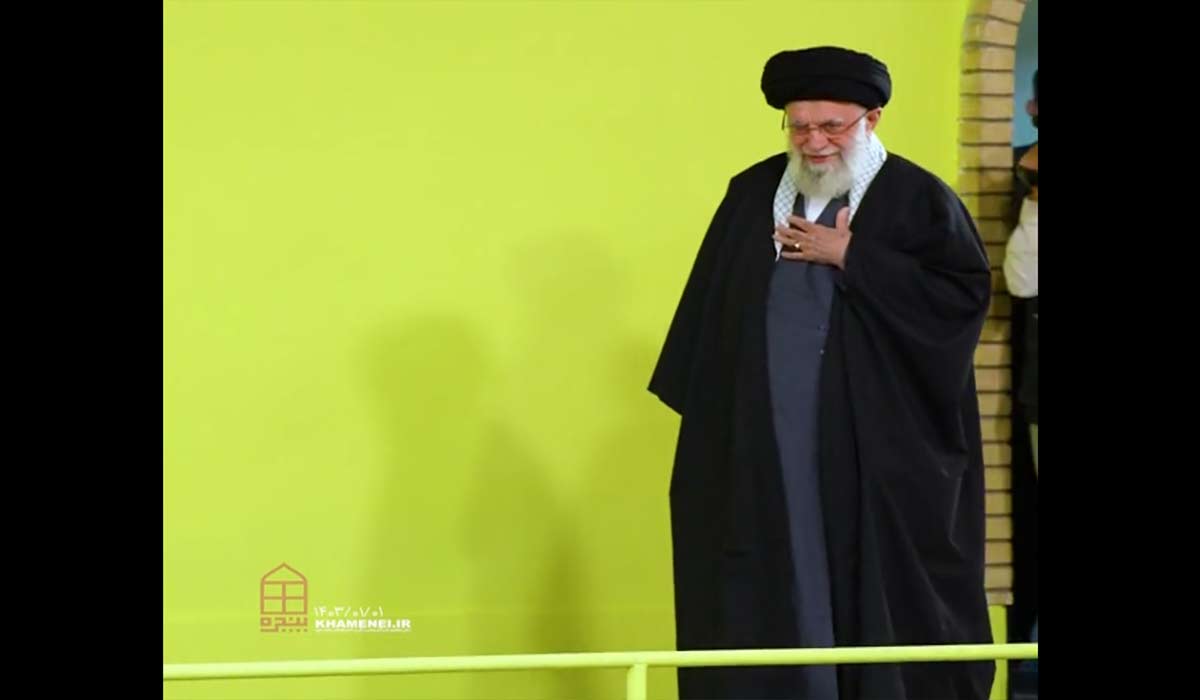 «پنجره»ای به ورود رهبر انقلاب به حسینیه امام خمینی(ره)
					 – خلیج فا